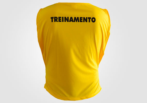 Coletes com aberturas laterais para identificações especiais.