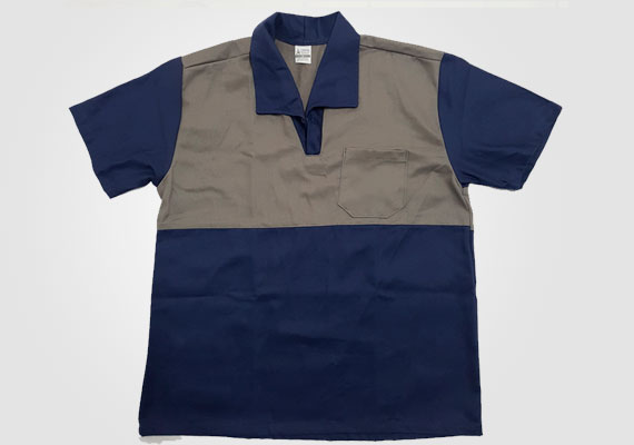Camisa modelo Gola Italiana fabricada em tecido brim Santanense. Modelo desenvolvido com duas cores diferentes de tecidos agregando sofisticação a peça