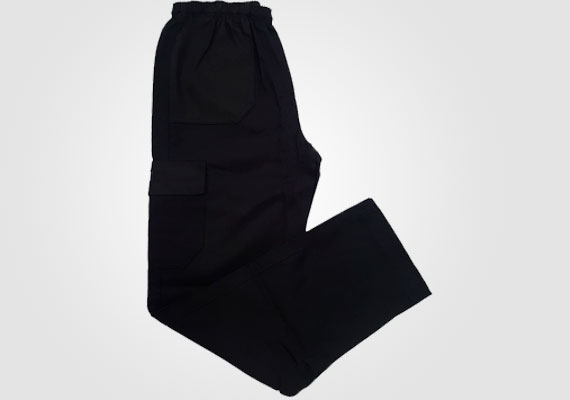 Calça fabricada em tecido brim Santanense de gramatura alta, proporcionando segurança, durabilidade e conforto. Modelo elástico total com ajuste por córdão. Possui bolsos laterais com tampas além de tampas nos bolsos traseiros. Todos os bolsos com fechamento por velcro.