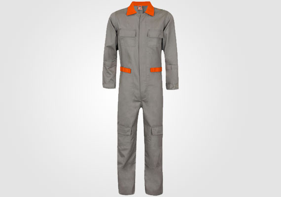 Modelo de macacão com fechamento por zíper de metal. Manga longa, bolsos superiores e inferiores.