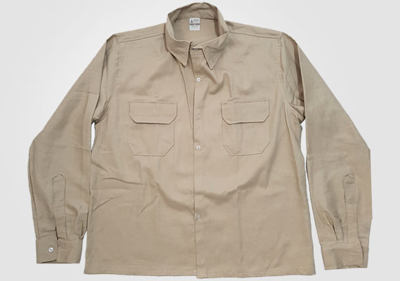 Camisa modelo social, fabricada em tecido Santanense, com dois bolsos e tampas para fechamento.