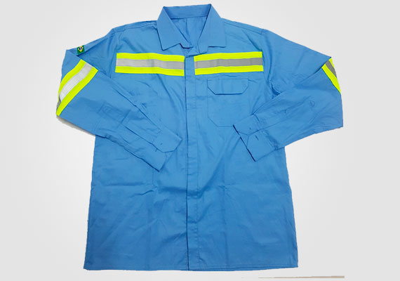 Aplicação de faixas refletivas também no modelo de camisa social.