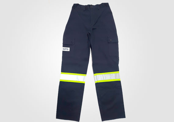 Aplicação de faixa refletiva nas pernas da calça.