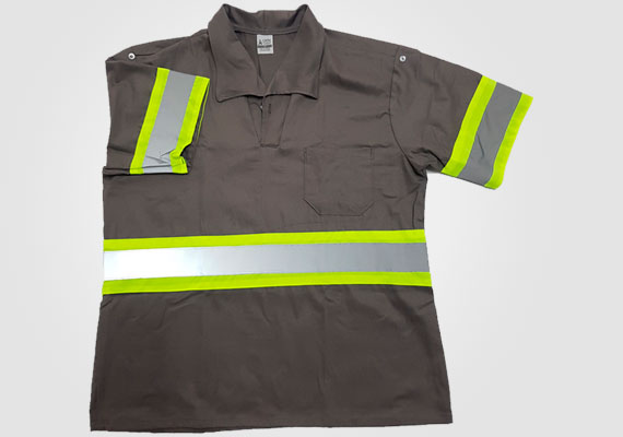 Camisa em tecido brim com aplicação de faixa refletiva de 5 centímetros no corpo e nas mangas.